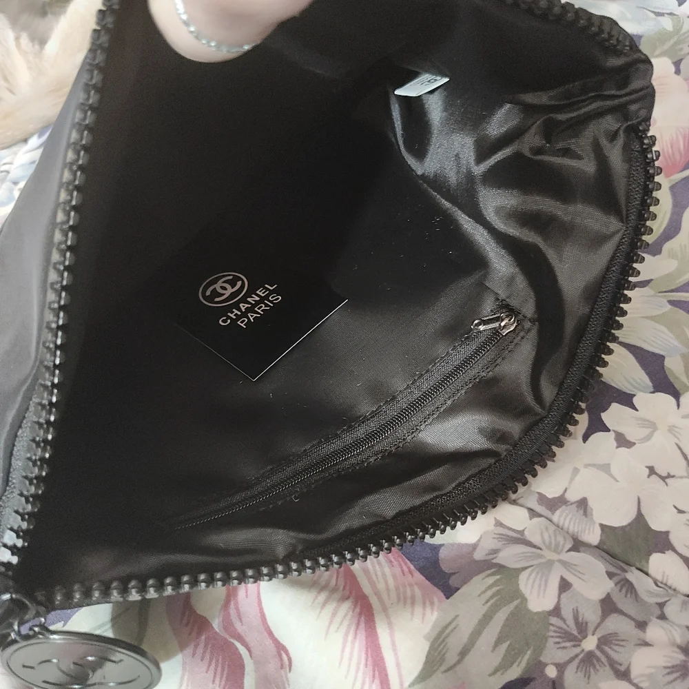 Nylon Novelty Essential Pouch And iPad Holder For Protection - Picture 5 of 7